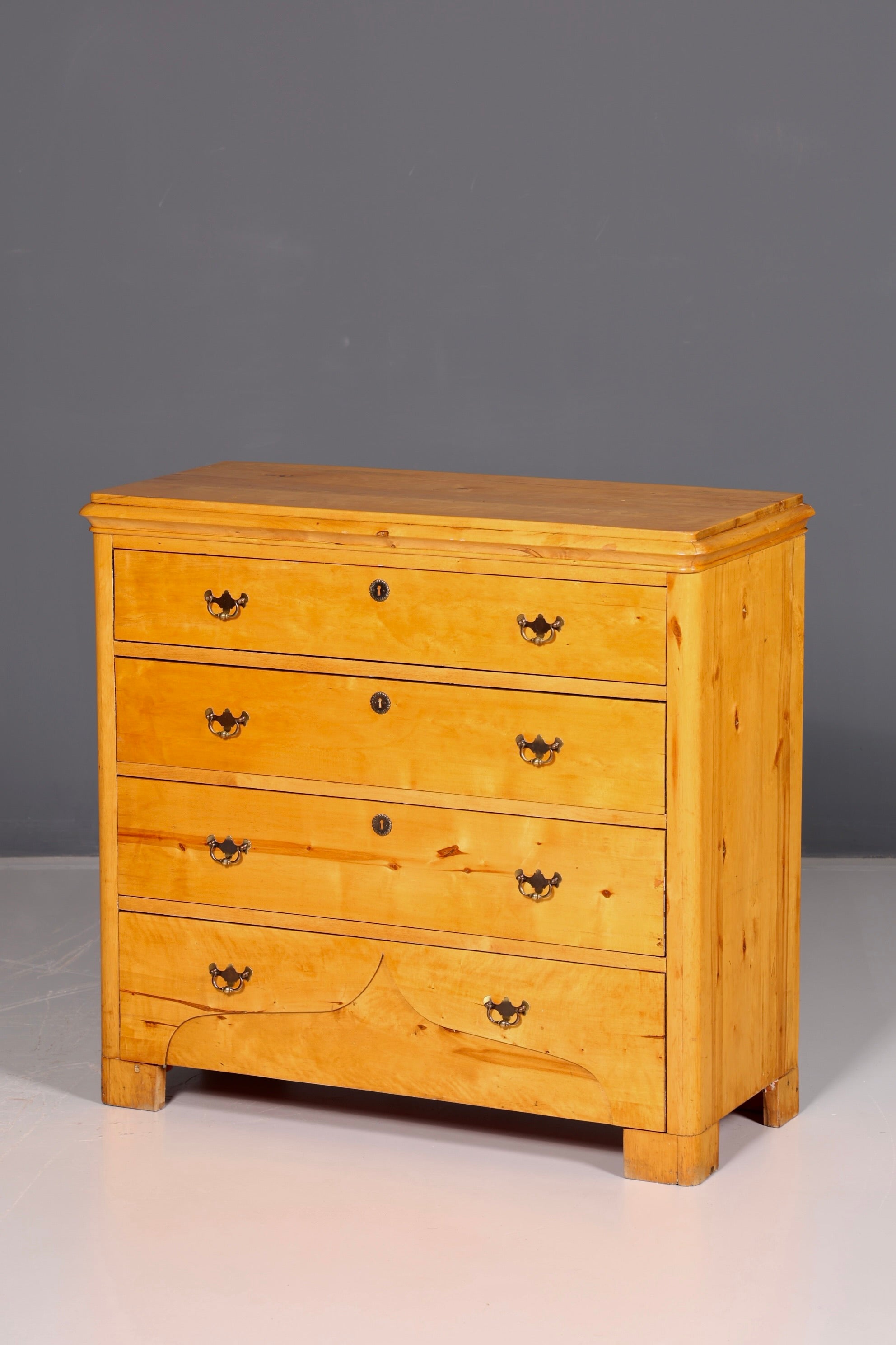 Ediele antieke ladekast van zacht hout met messing beslag, massief hout, vintage
