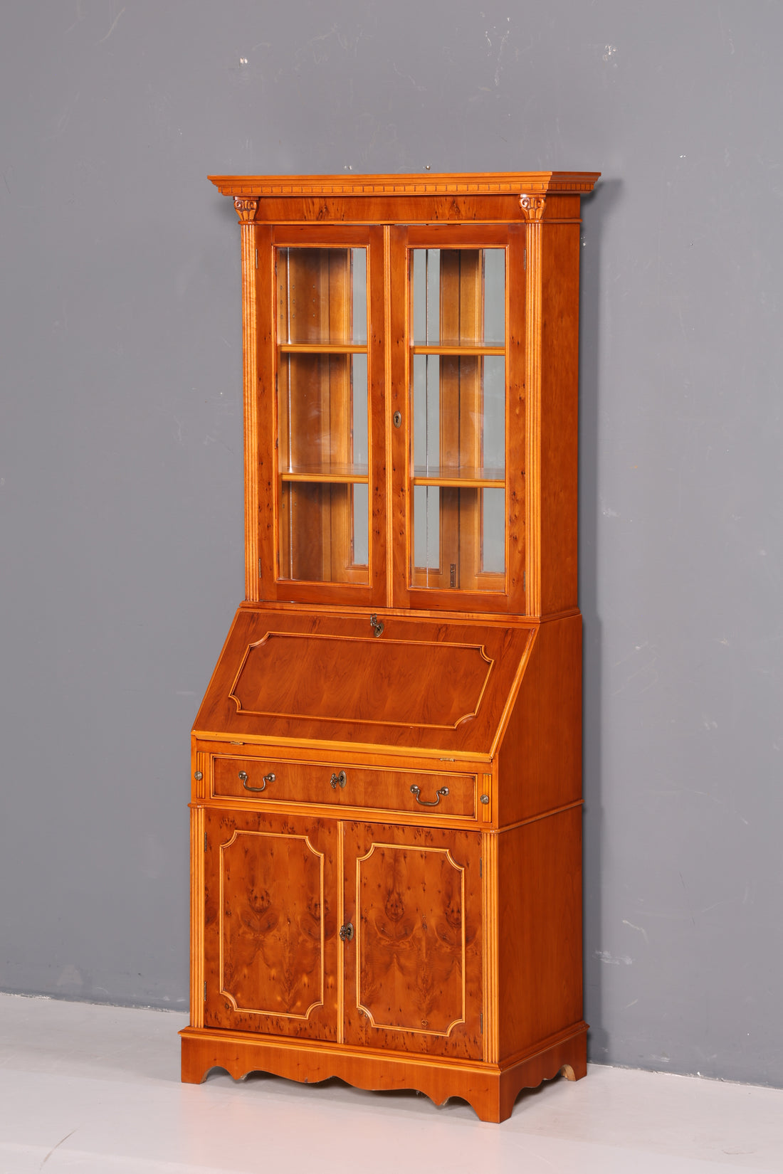 Stylish English Secretary Original Heldense Top Secretary Yew Antique 60s Display Cabinet Cabinet UK Office