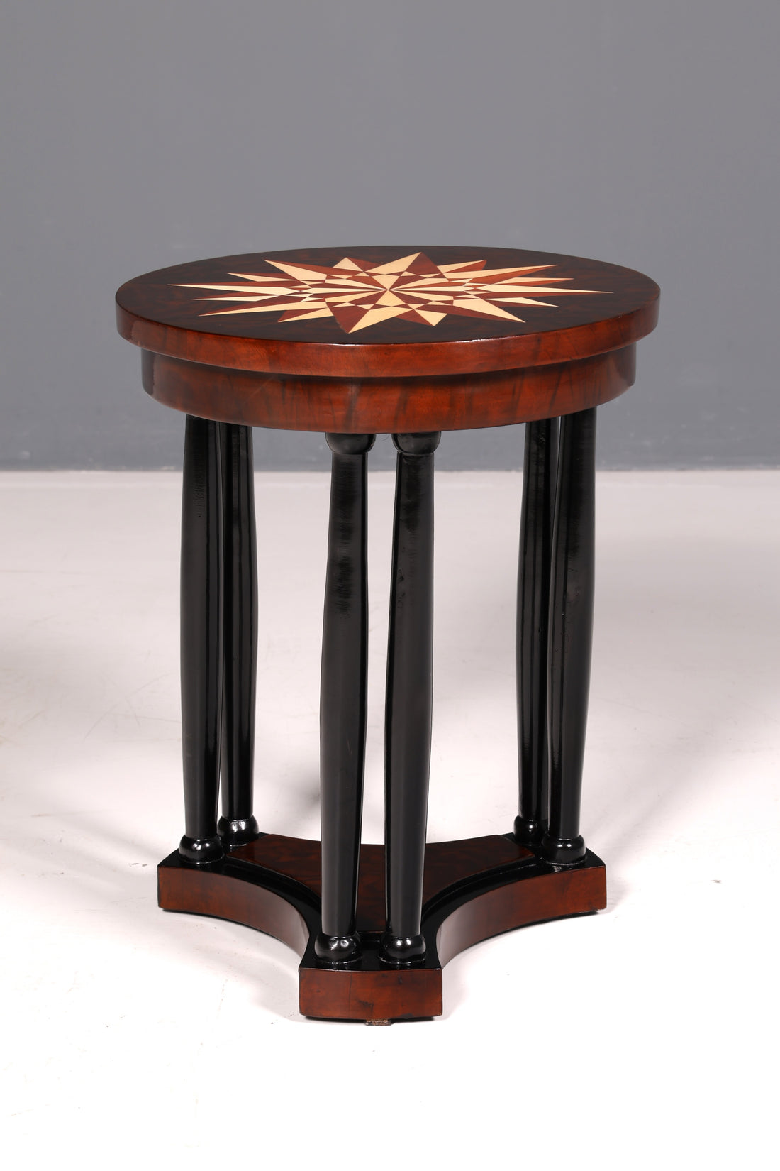 Prachtige tafel in art-decostijl, luxe salontafel, bijzettafel, ronde tafel van echt hout, vintage