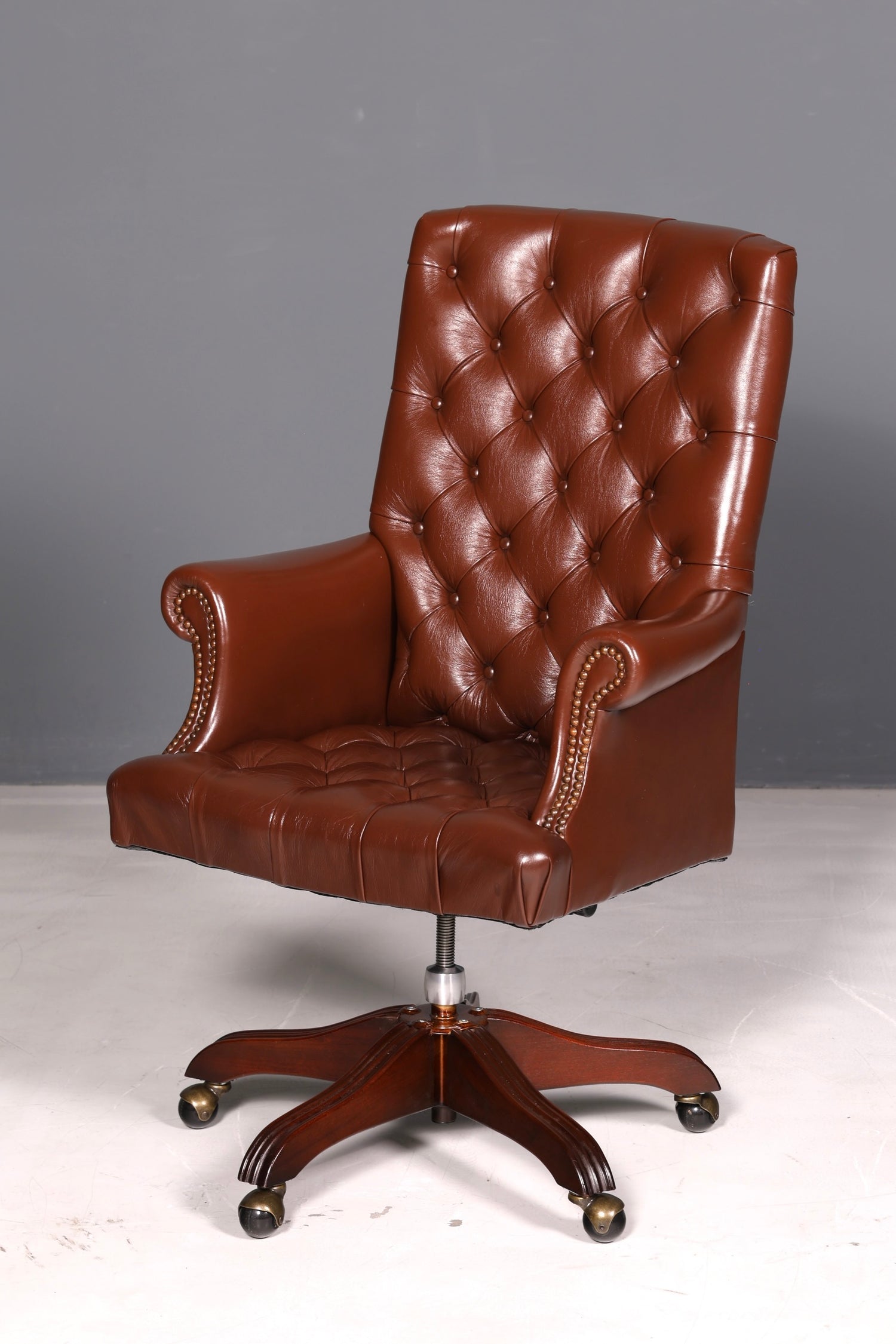 Elegante Chesterfield-directiestoel, bureaustoel van echt leer, bruin, draaistoel, werkstoel, kantoorstoel