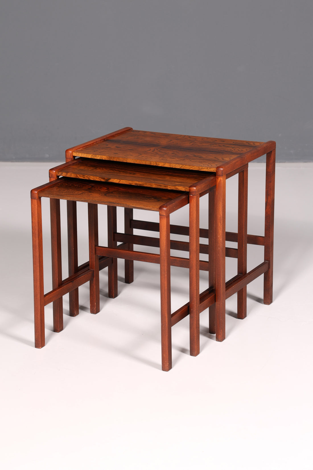 Filigrane mid-century tafelset, palissanderhouten salontafels, set van 3, bijzettafels, vintage