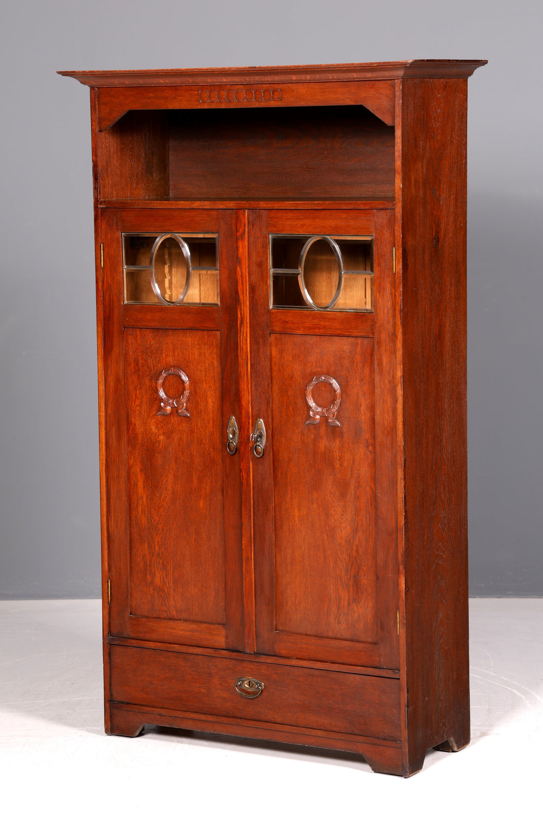 Droomachtige Jugendstil vitrine eiken antiek boekenkast servieskast massief houten glasvitrine vitrinekast vintage