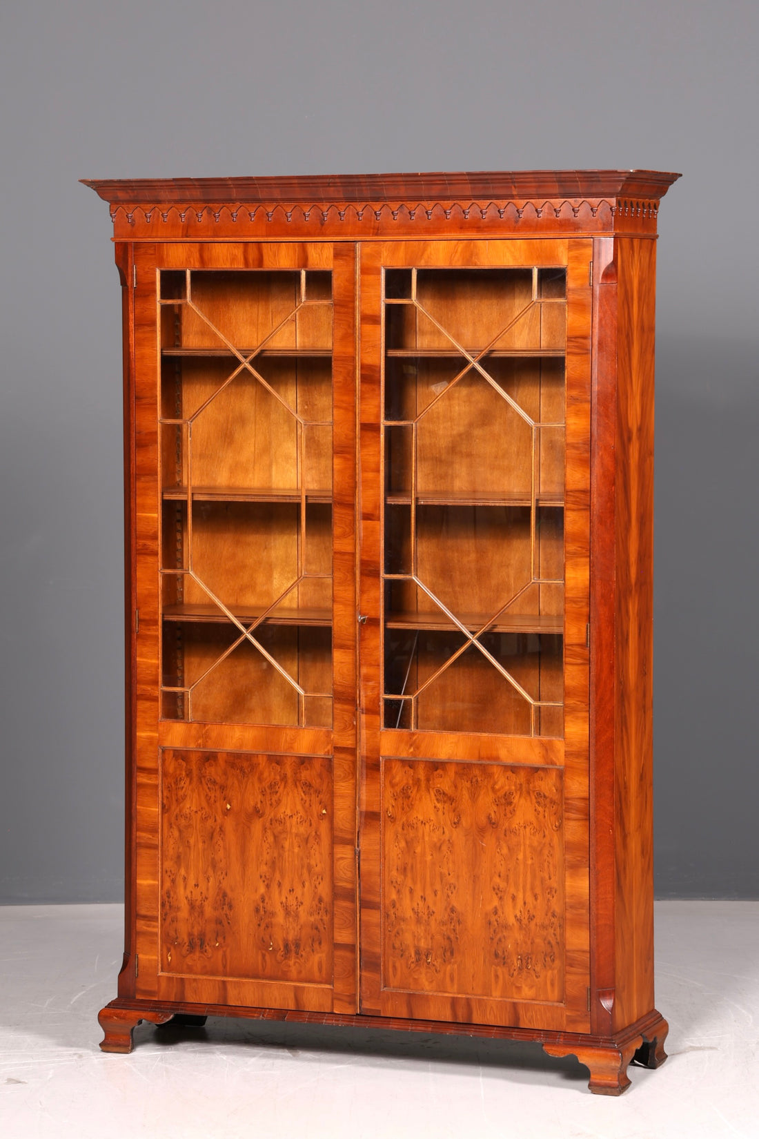 Droomachtige Bevan Funnell Reprodux Engelse boekenkast, taxus, vitrinekast, bibliotheek, boekenrek vintage