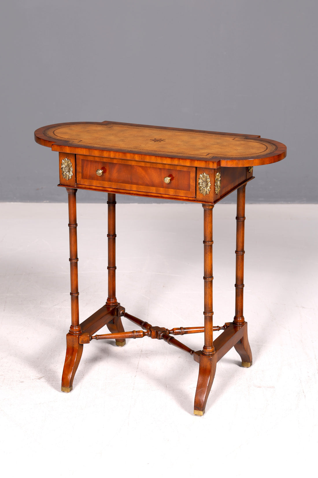 Edele Louis XV bijzettafel Arthur McMillan barok stijl bijzettafel echt leer antiek