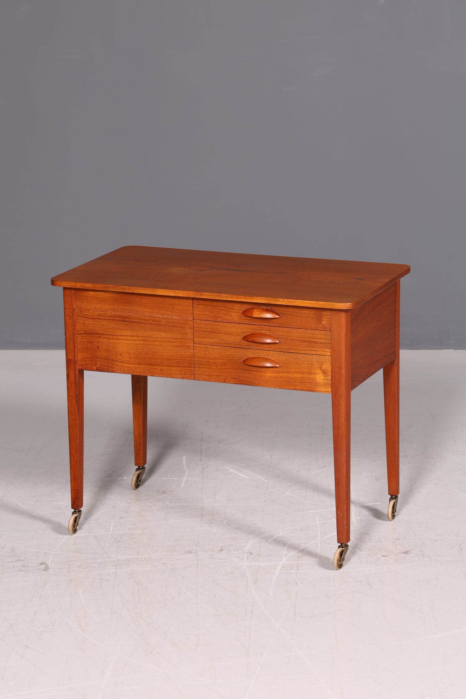 Wunderschöner Mid Century Beistelltisch Nähkasten Nähtisch Retro 60er Rolltisch Vintage Holz Skandinavisch