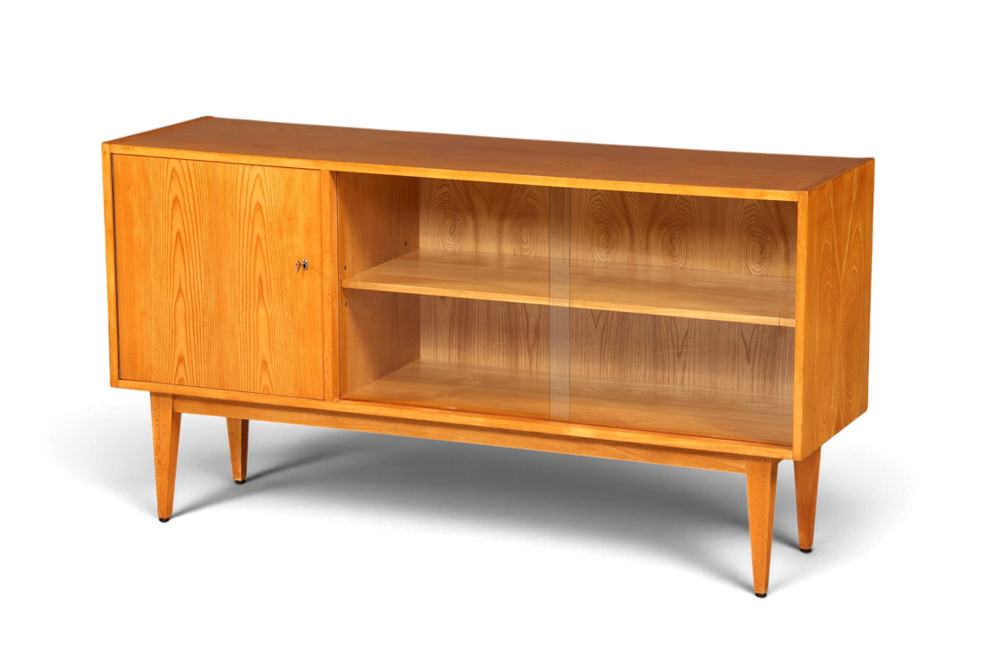 Hauptstadt Möblerei Hellerau Sideboard Modell 602 aus Holz mit Glasschiebetüren im Mid Century Design