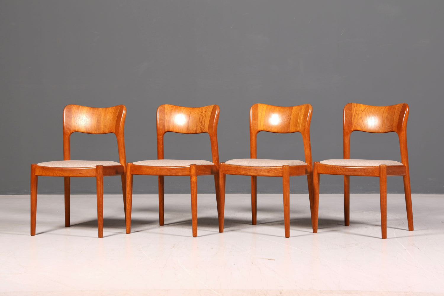 4x Edle Mid Century Stühle der Marke Niels Koefoed Koefoeds Hornslet Modell 177 Teak Stuhlset Danish Design Esszimmerstühle Küchenstühle