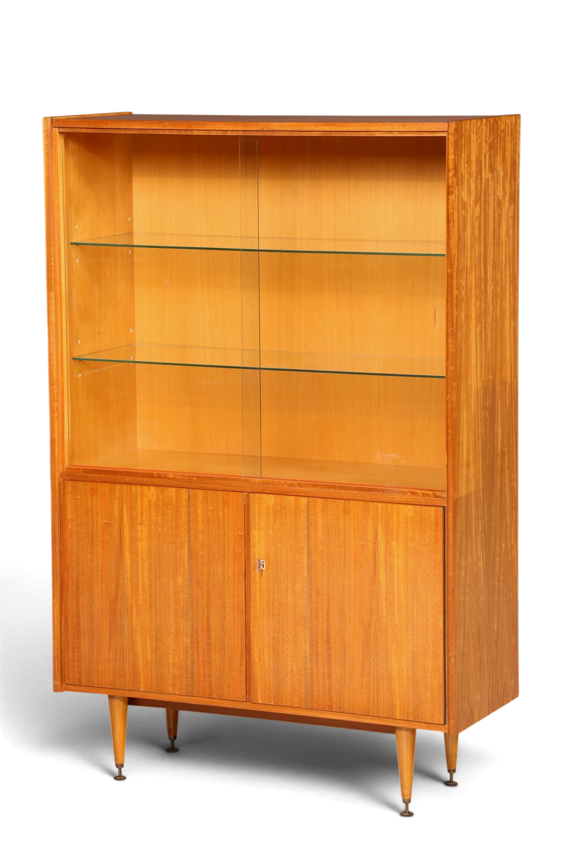 Hauptstadt Möblerei Mid Century Vitrine aus Holz mit Glasschiebetüren, Glasböden und konischen Beinen im 60er Stil