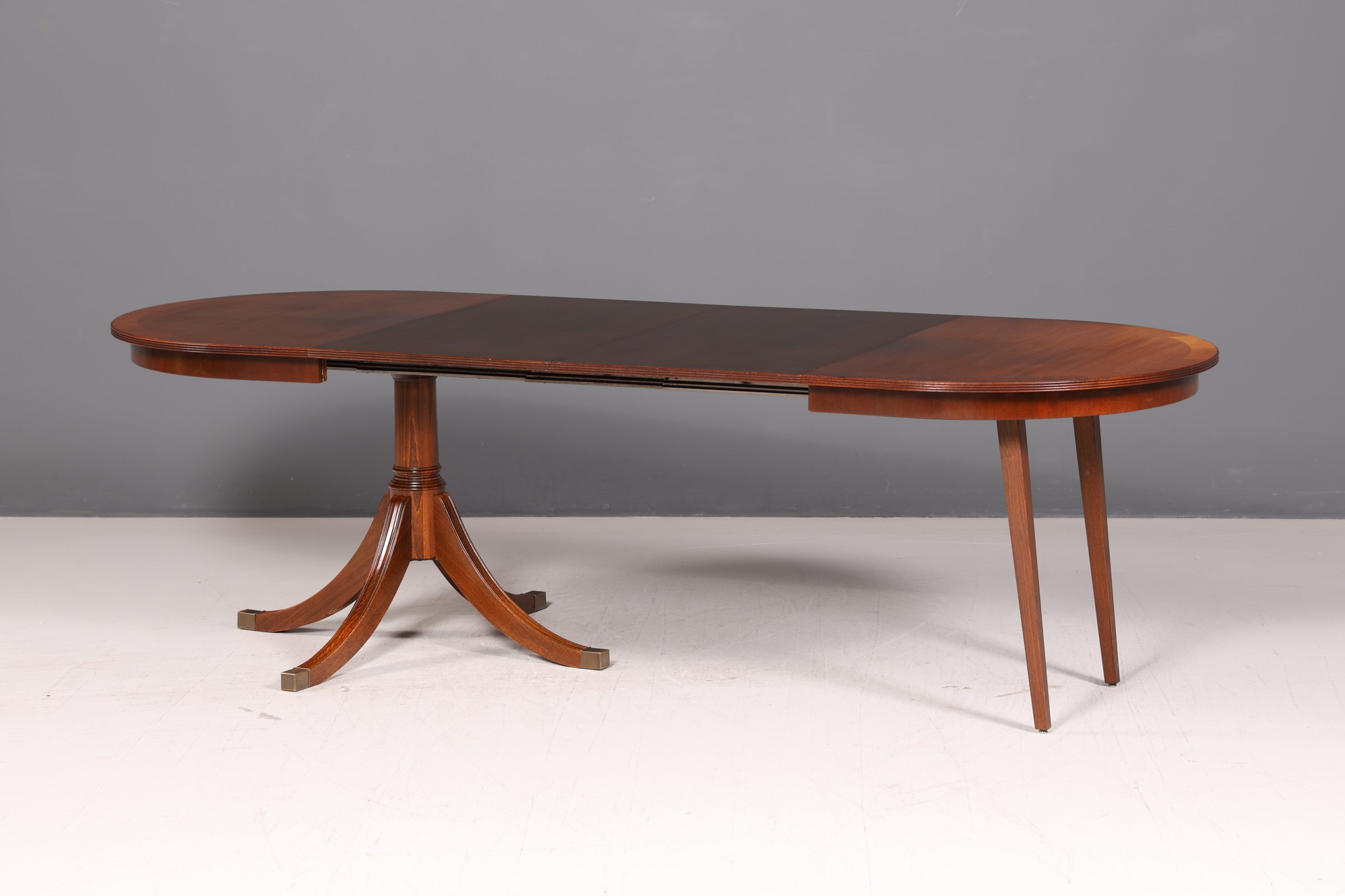 Beautiful English extendable dining table antique style 60s kitchen table mahogany