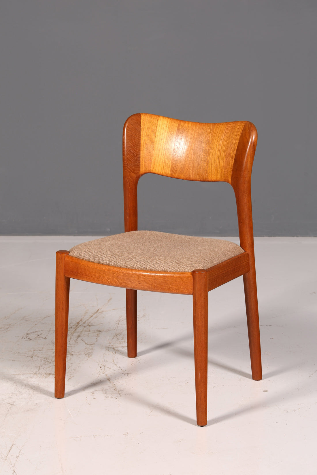 Stijlvolle Mid-Century-stoel van het merk Niels Koefoed Koefoeds Hornslet model 177 teak Danish Design eetkamerstoel keukenstoel vintage