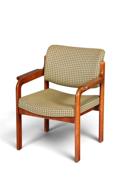 Hauptstadt Möblerei Mid Century Armlehnstuhl aus Holz mit gemustertem Stoffbezug im Vintage-Stil