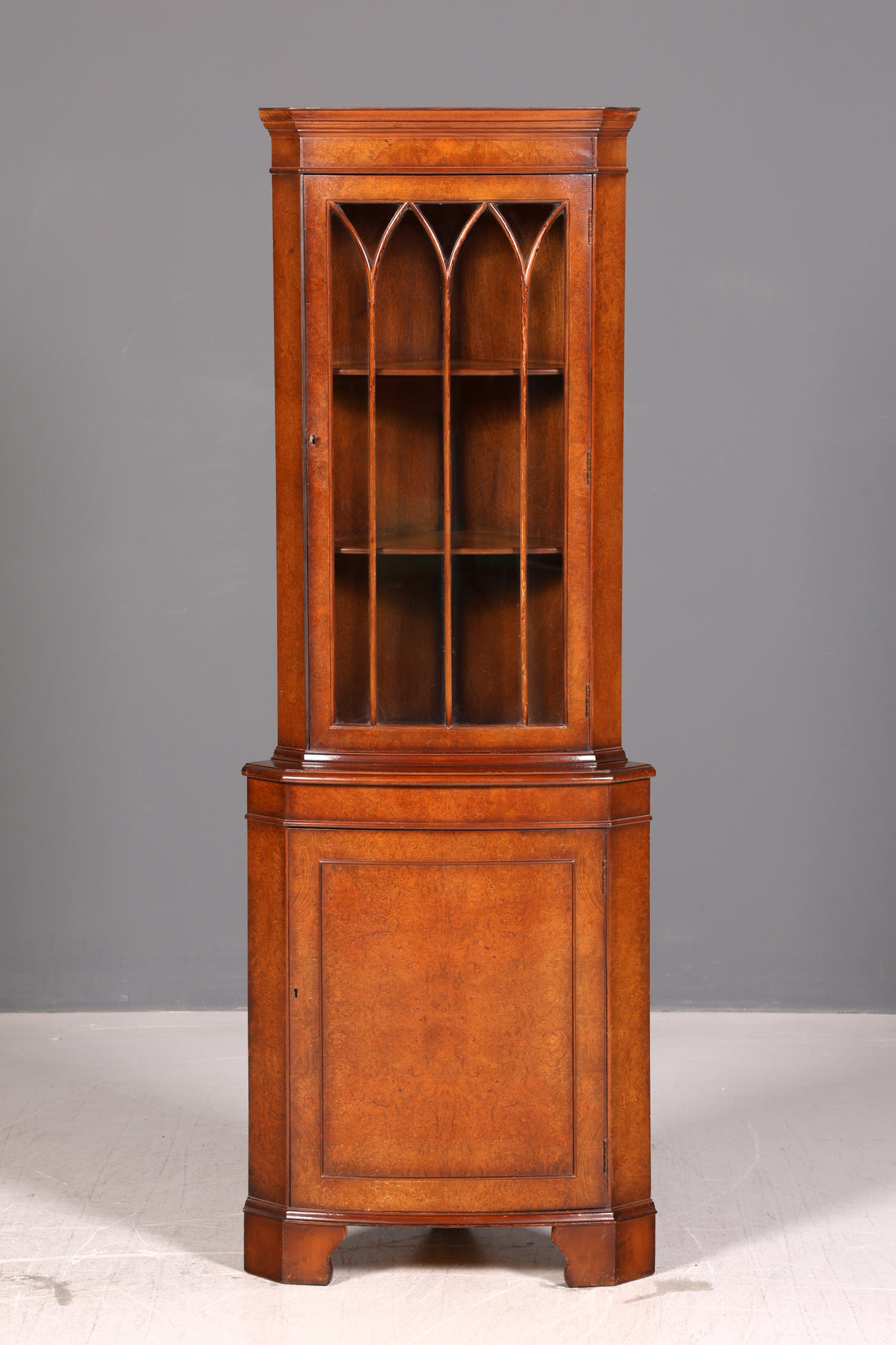 Prachtige Engelse hoekvitrine van mahonie, hoekkast, glazen vitrinekast, antiek, massief hout, vintage