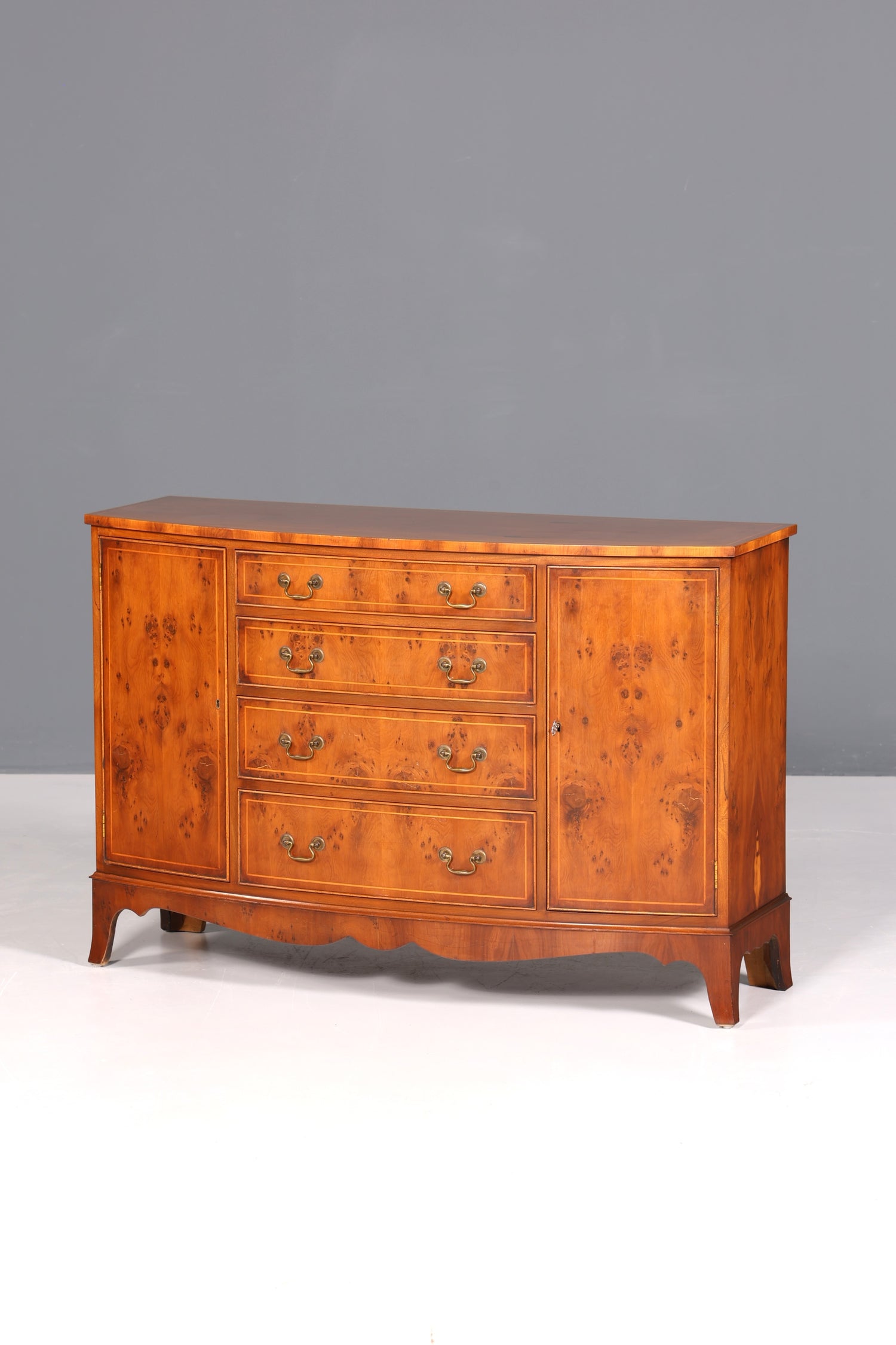 Wunderschönes Englisches Reprodux Bevan Funnell Sideboard echt Holz Schrank Antik Stil Buffetschrank Kommode