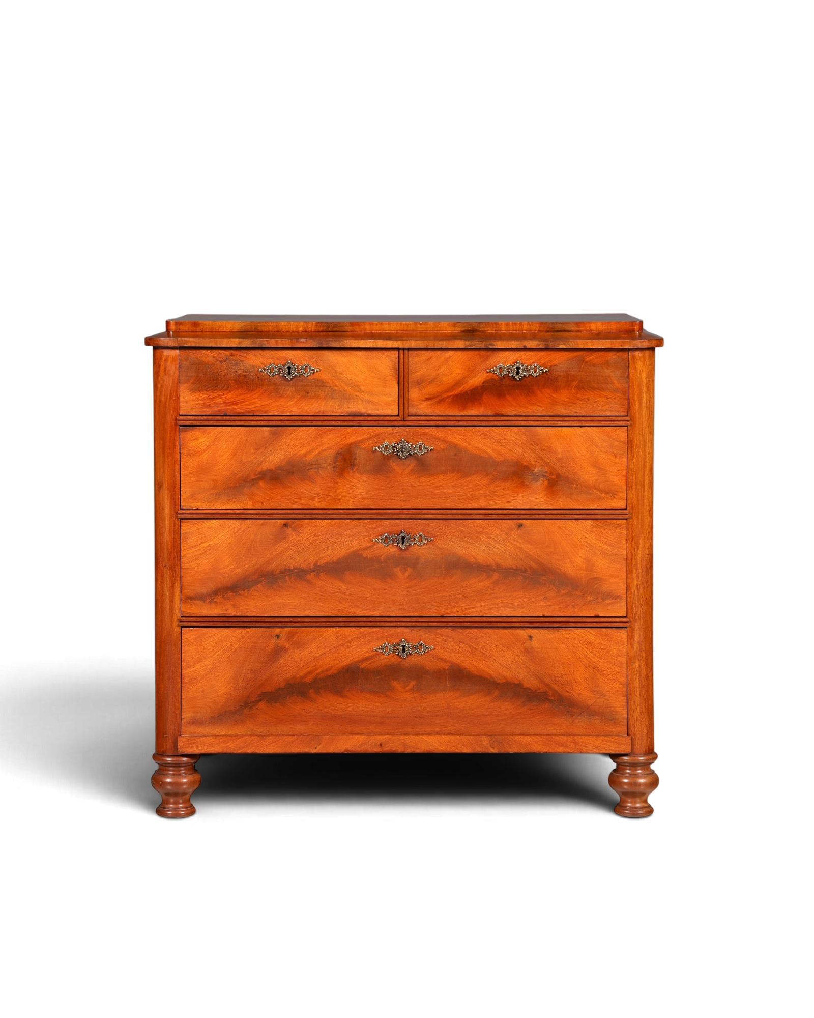 Hauptstadt Möblerei Louis Philippe Kommode aus massivem Nussbaum mit dekorativen Beschlägen, antik um 1890