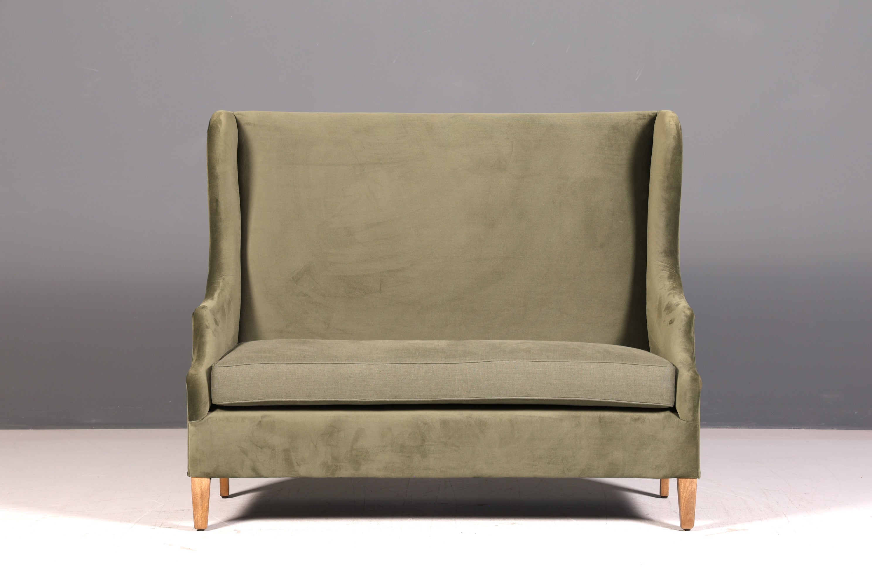 Wunderschönes Loberon Ohrenbackensofa Modell Ombra Antikgrün Samt Sofa 2-Sitzer Ohrensofa Retro Mangoholz