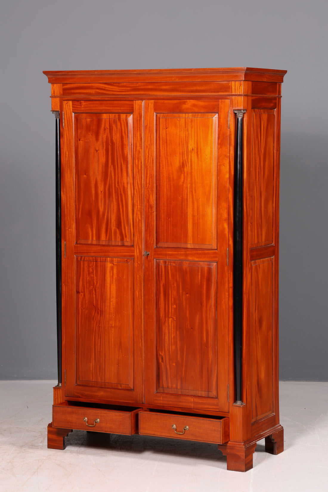 Prachtige Biedermeier-kledingkast van mahonie antieke zuilenkast hal kast linnenkast massief hout