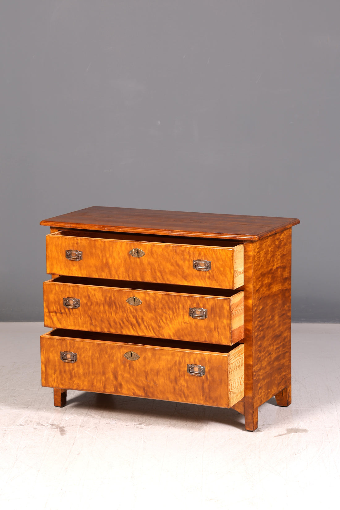 Prachtige ladekast in antieke stijl, van echt hout, in jugendstil, met messing beslag, vintage.
