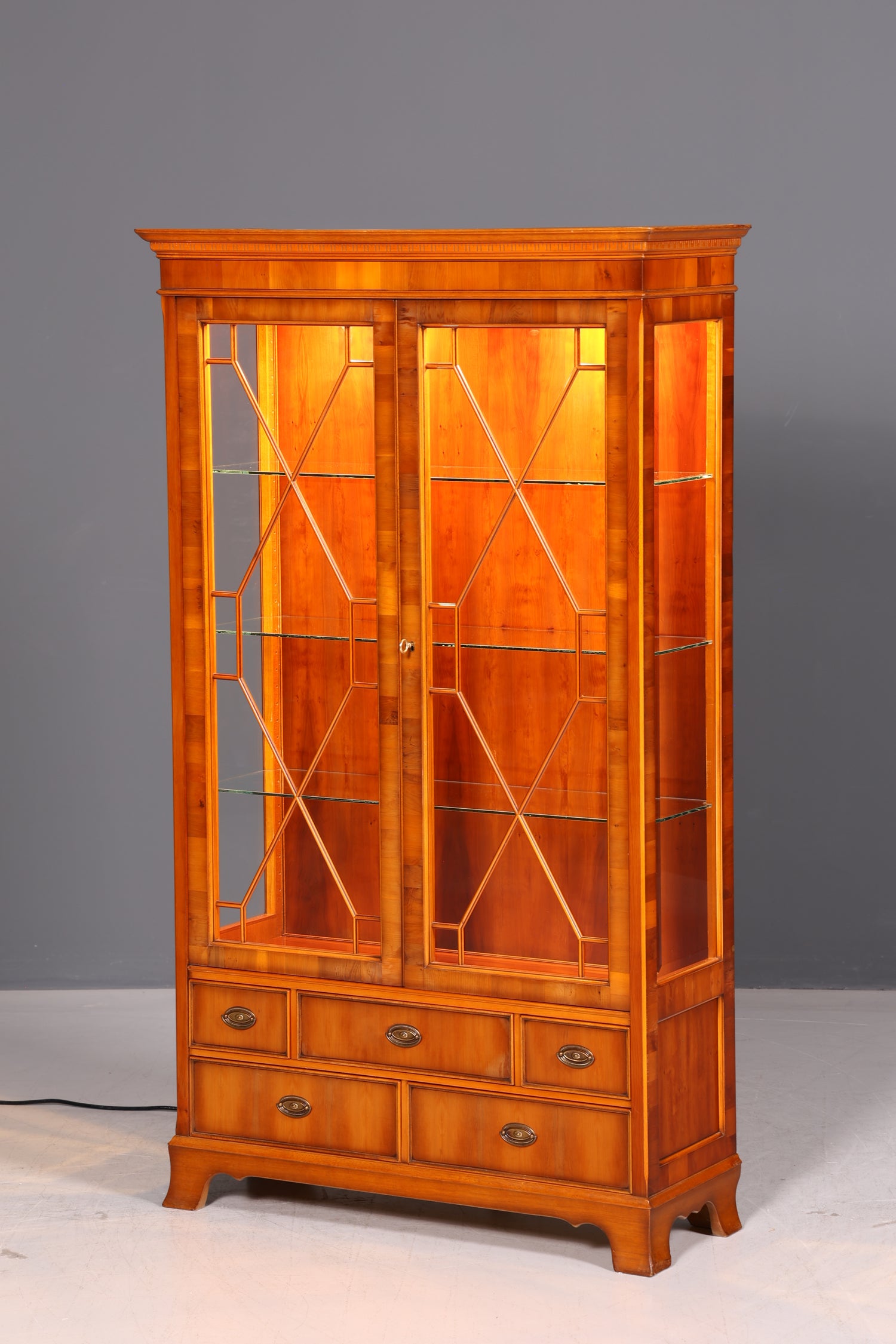 Wunderschöne Original Heldense Vitrine Englische Eibe Bücherschrank Antik Stil Glasvitrine Buffet Bibliothek
