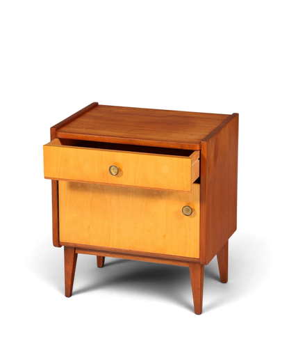 Hauptstadt Möblerei Mid Century Nachttisch aus Holz im Danish Design mit Schublade, Türfach und Messingknöpfen
