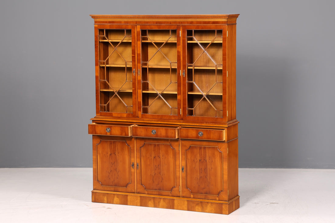 Prachtige Engelse vitrinekast van taxushout, boekenkast, glazen kast, buffetkast, bibliotheekkast, antiek, vintage