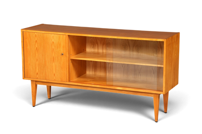 Hauptstadt Möblerei Hellerau Sideboard Modell 602 aus Holz mit Glasschiebetüren im Mid Century Design