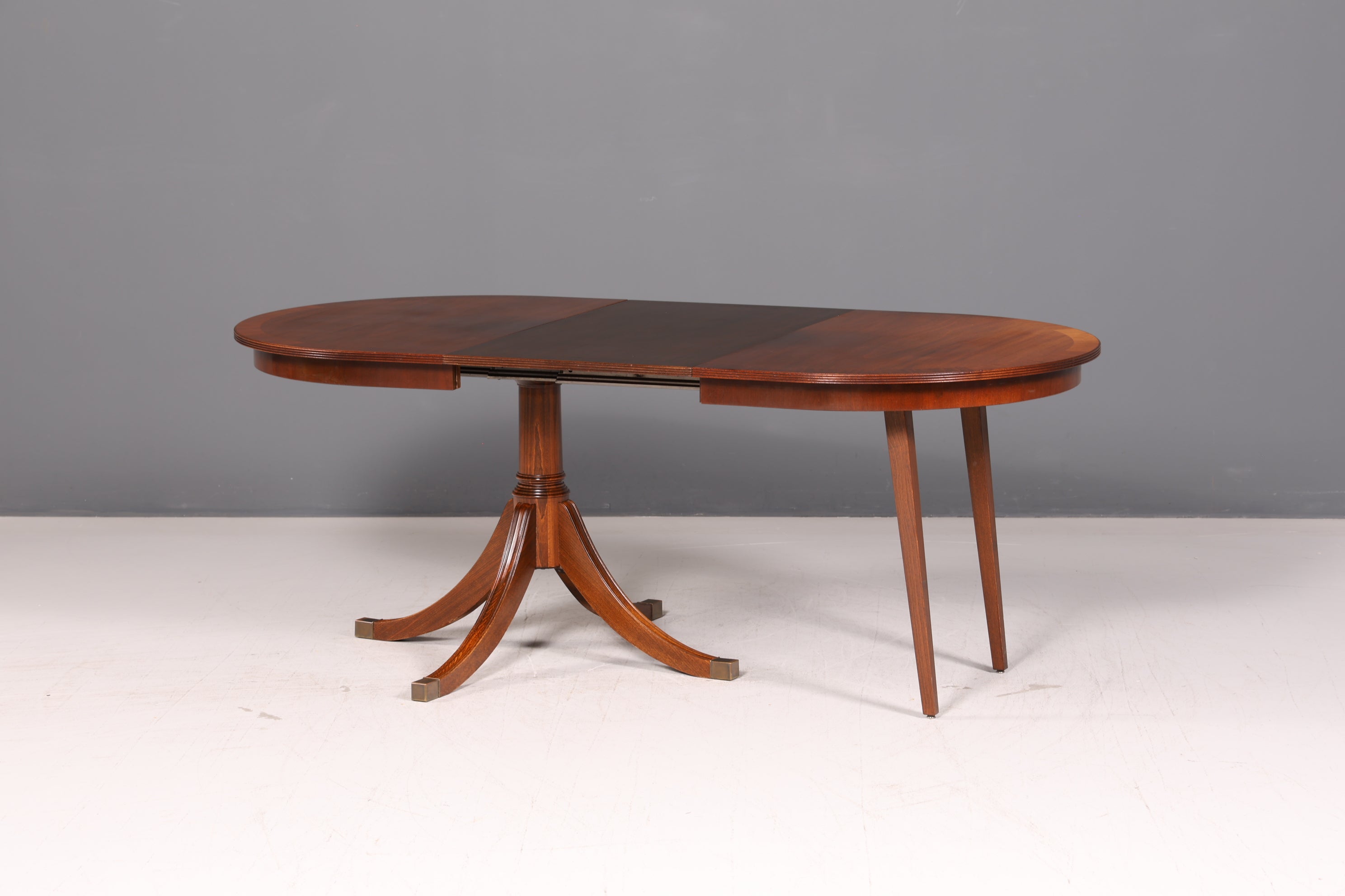 Beautiful English extendable dining table antique style 60s kitchen table mahogany