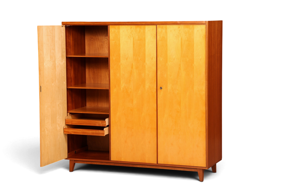 Hauptstadt Möblerei XL Mid Century Kleiderschrank aus massivem Holz mit Regalfächern und Schubladen in heller Optik