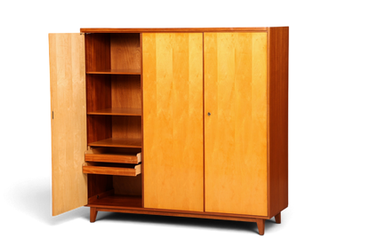 Hauptstadt Möblerei XL Mid Century Kleiderschrank aus massivem Holz mit Regalfächern und Schubladen in heller Optik