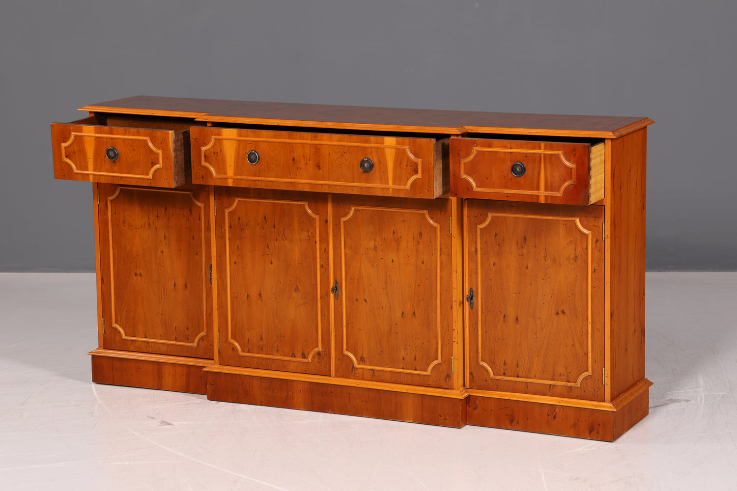 Wunderschönes Englisches Sideboard Eibe Schrank Antik Stil 60er Buffetschrank Kommode Anrichte Vintage