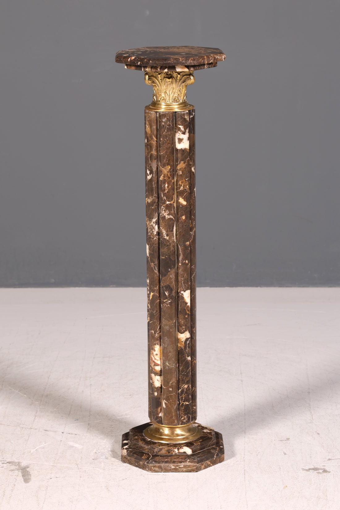 Stijlvolle barokstijl zuil Louis XV, marmeren bloempilaar, natuurstenen sokkel, plank