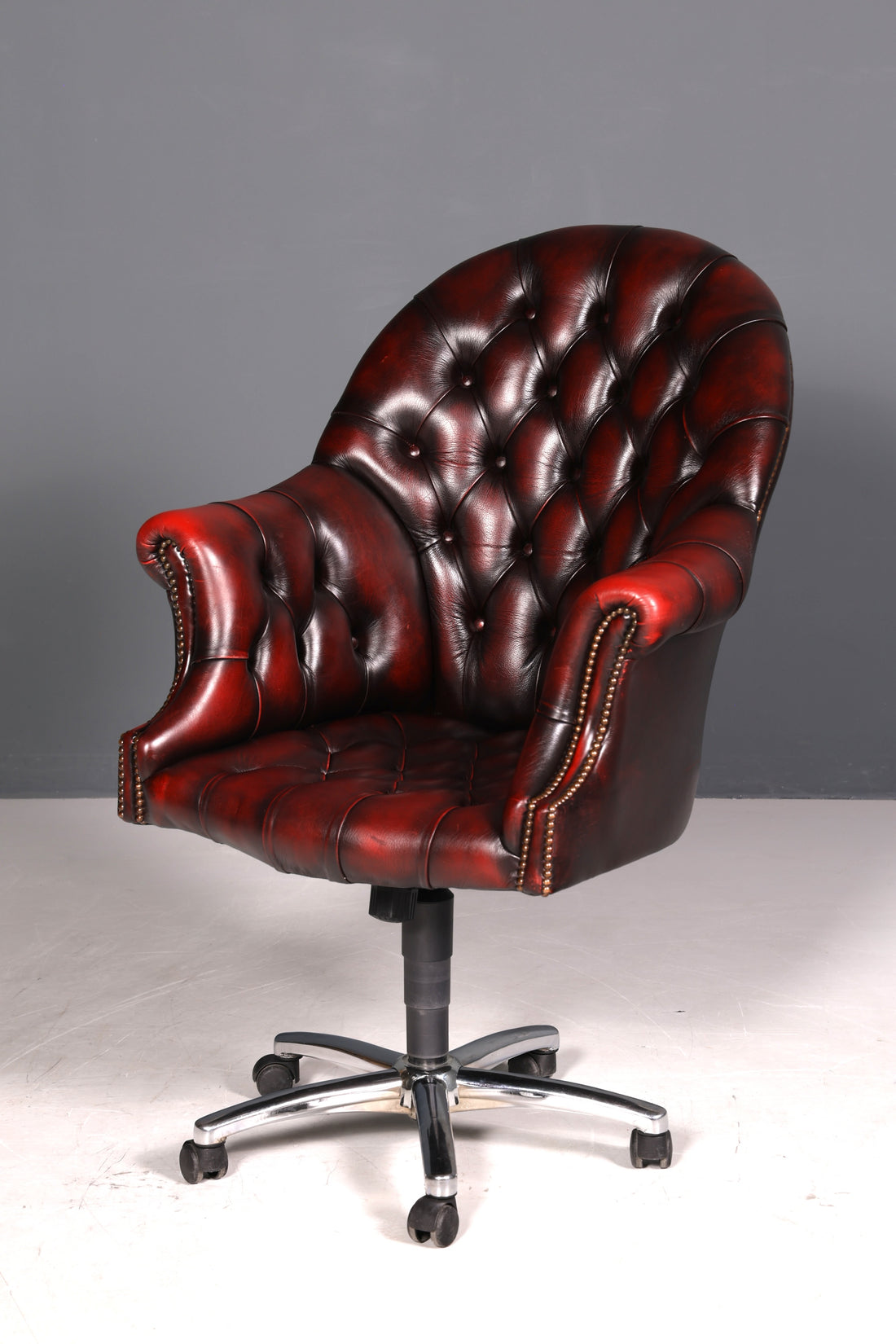 Wunderschöner Original Chesterfield Bürosessel echt Leder Sessel Bürostuhl Captain Chair Sessel Office Chair
