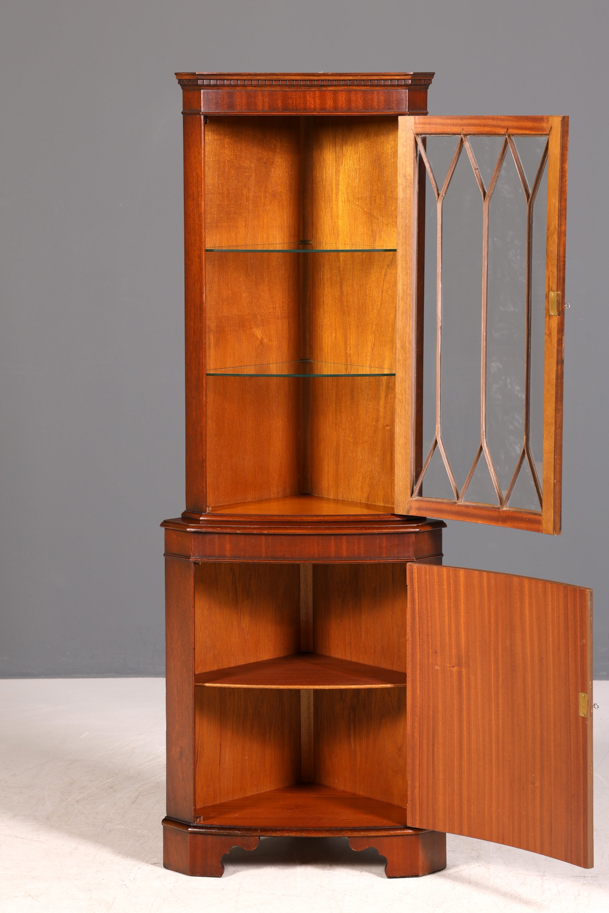 G028 Finish cm Wunderschöne Englische Eckvitrine Mahagoni Antik 60s echt Holz Schrank Eckschrank Glasvitrine