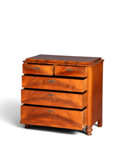 Hauptstadt Möblerei Louis Philippe Kommode aus massivem Nussbaum mit dekorativen Beschlägen, antik um 1890