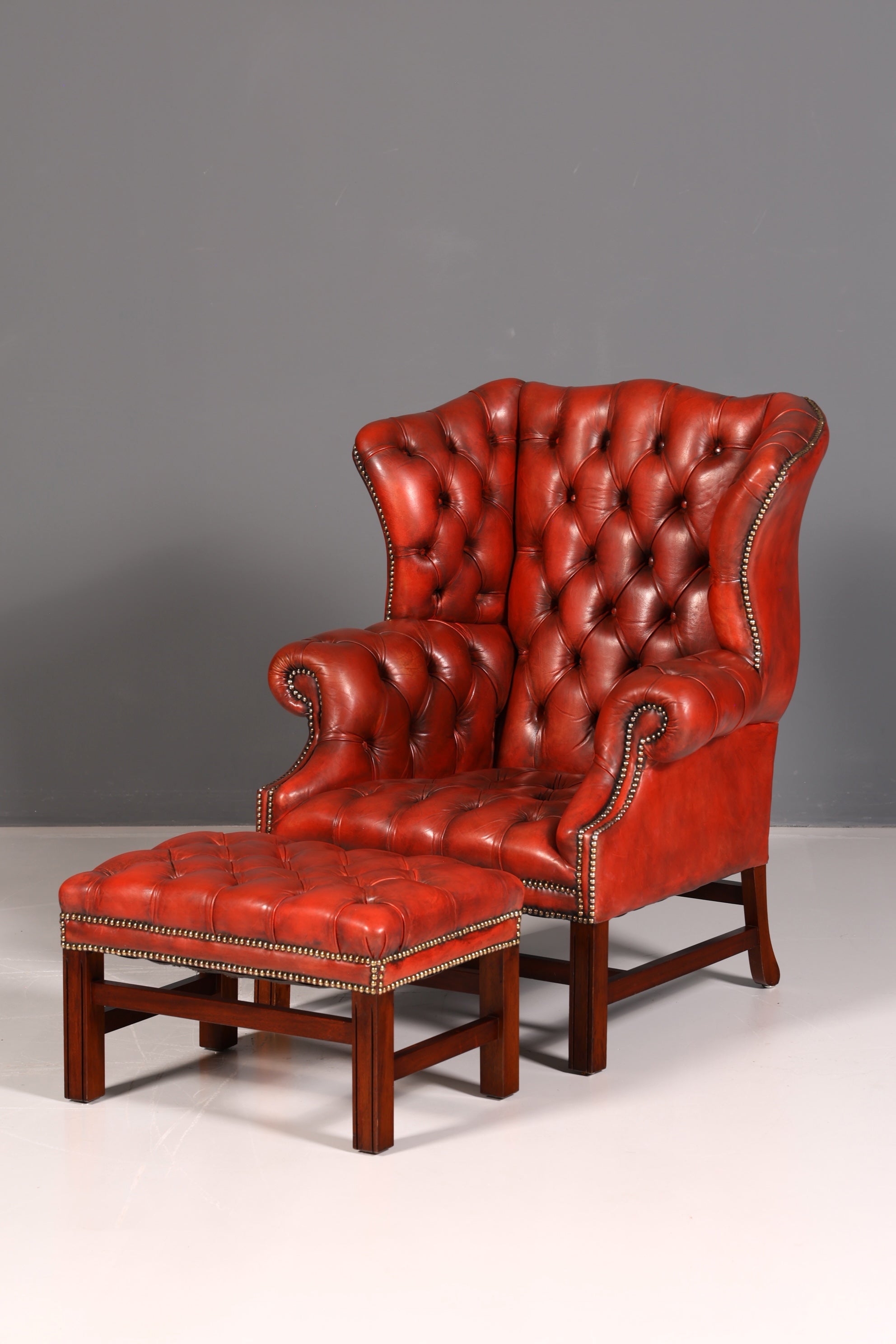 Originele Chesterfield-oortfauteuil met hocker, echt leer, Engelse herenfauteuil, leren fauteuil, antiek, vintage