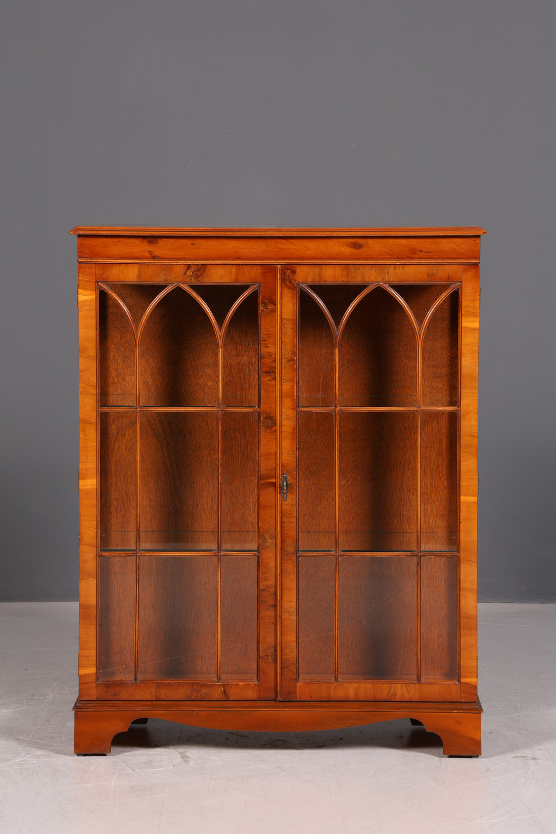 Traumhafte Englische Vitrine Bücherschrank Glasvitrine Antik 60s Eibe Vitrinenschrank Schrank Vintage