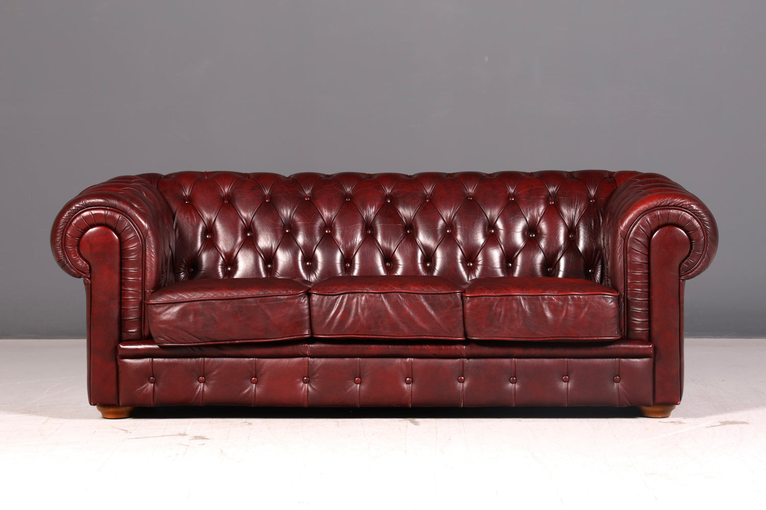 Wunderschönes Original Chesterfield Sofa 3-Sitzer Echtleder Oxblood Couch Englisch Ledersofa Vintage
