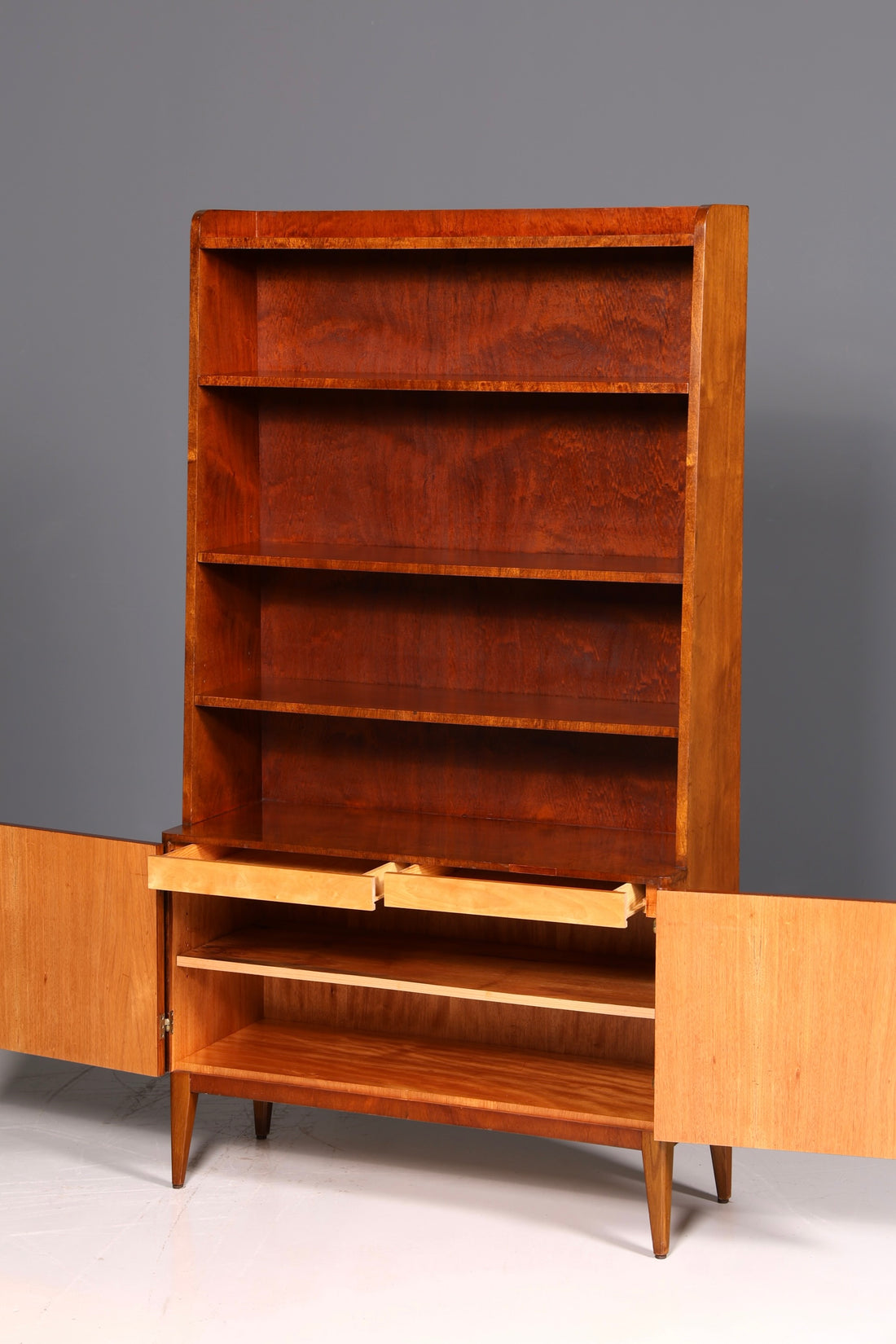 Eenvoudige boekenkast uit het midden van de eeuw, Deens design, kast, walnoot, vintage, retro jaren 60, hout