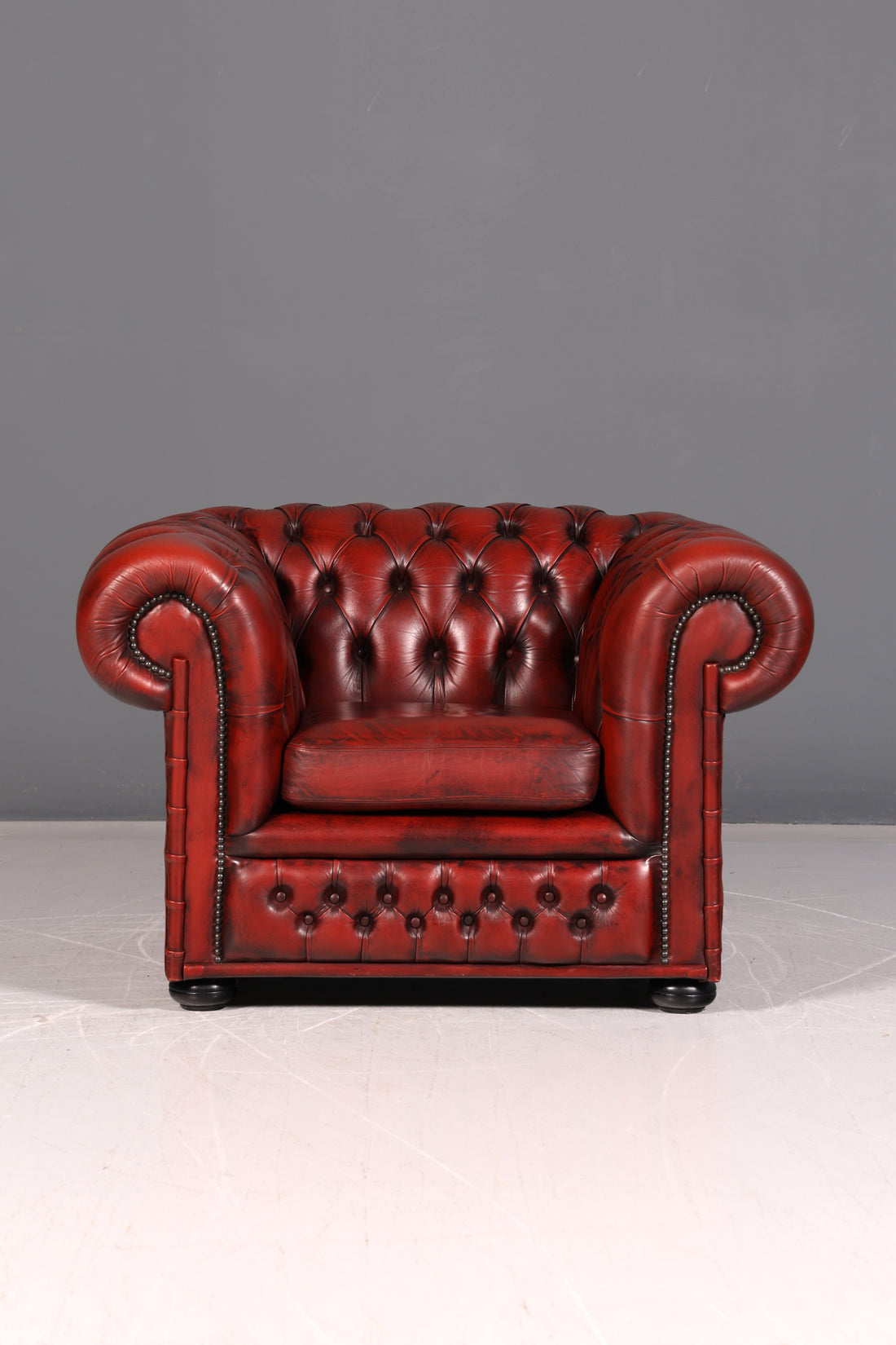 Stijlvolle originele Chesterfield stoel, oxblood echt leer, Engelse armstoel, herensstoel, antieke lederen stoel