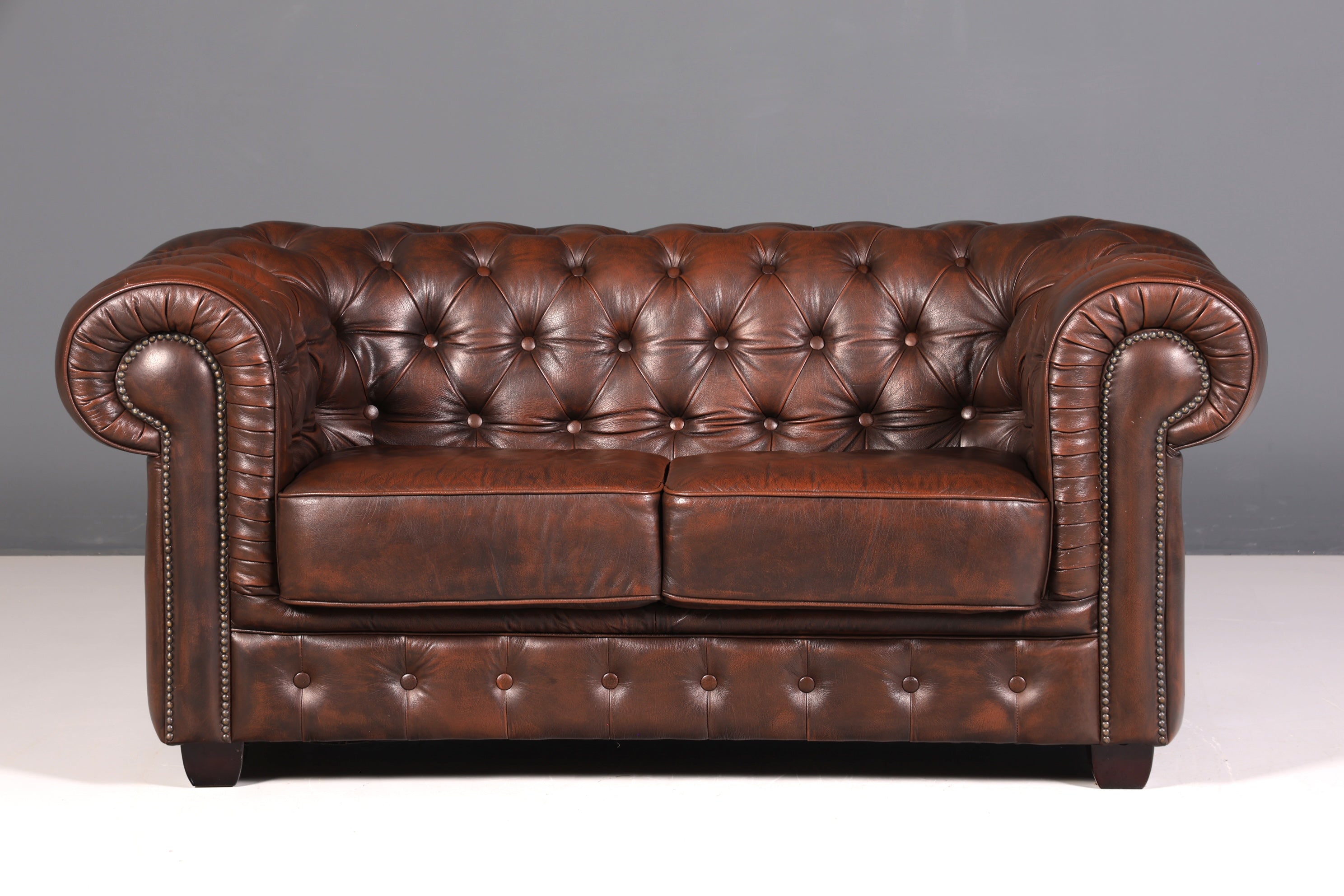 Wunderschönes Original Chesterfield Sofa Englisch echt Leder 2- Sitzer Couch