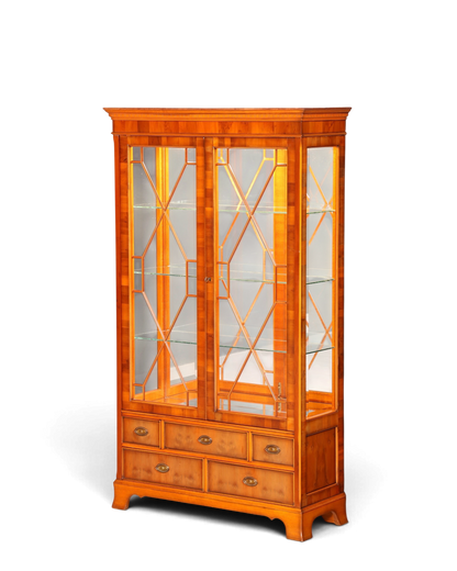 Hauptstadt Möblerei Heldense Vitrine aus englischer Eibe mit Glasfront, Innenbeleuchtung und Schubladen