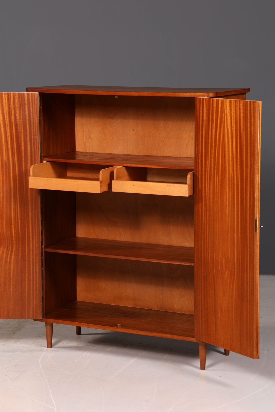 Prachtige mid-century kast uit de jaren 60, waskast, archiefkast, commode, vertiko, highboard, vintage