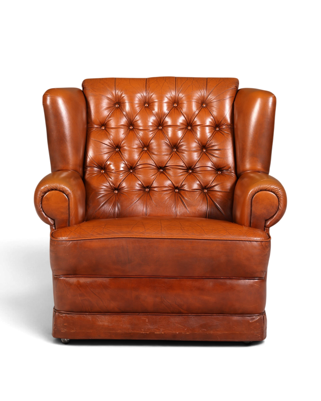 Hauptstadt Möblerei Chesterfield Sessel aus cognacfarbenem Echtleder mit klassischer Knopfheftung und Rollen