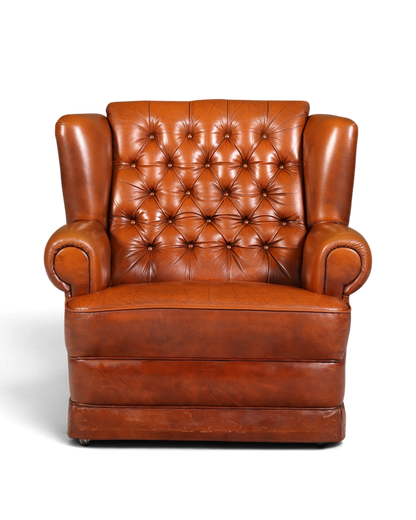 Hauptstadt Möblerei Chesterfield Sessel aus cognacfarbenem Echtleder mit klassischer Knopfheftung und Rollen
