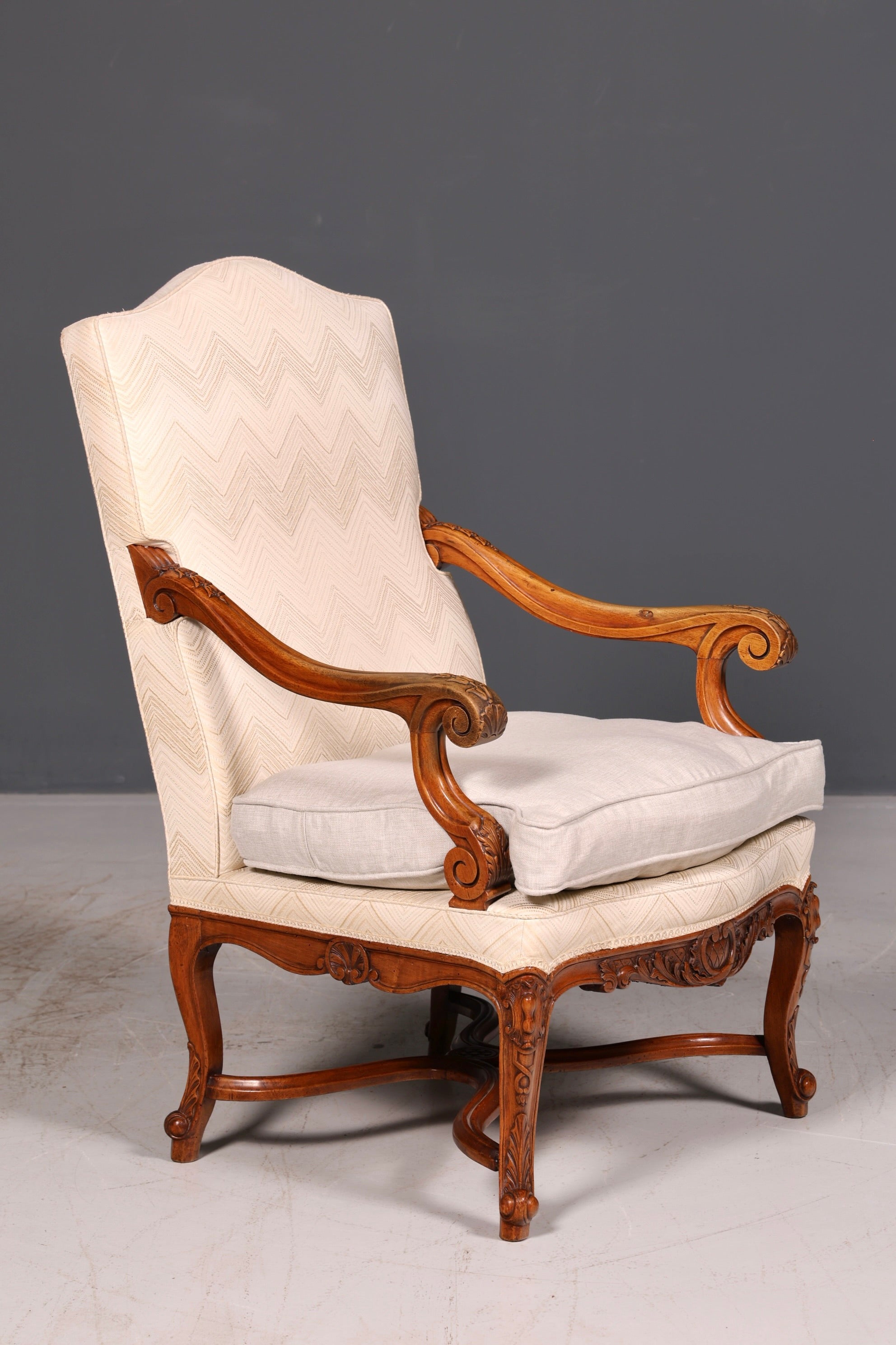 Elegante Louis-Philippe-fauteuil met armleuningen uit de Gründerzeit, antieke fauteuil, gestoffeerde fauteuil, 1 van 2