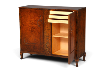 Hauptstadt Möblerei Art Deco Schrank aus massivem Holz mit schöner Maserung, zwei Türen und inneren Schubfächern