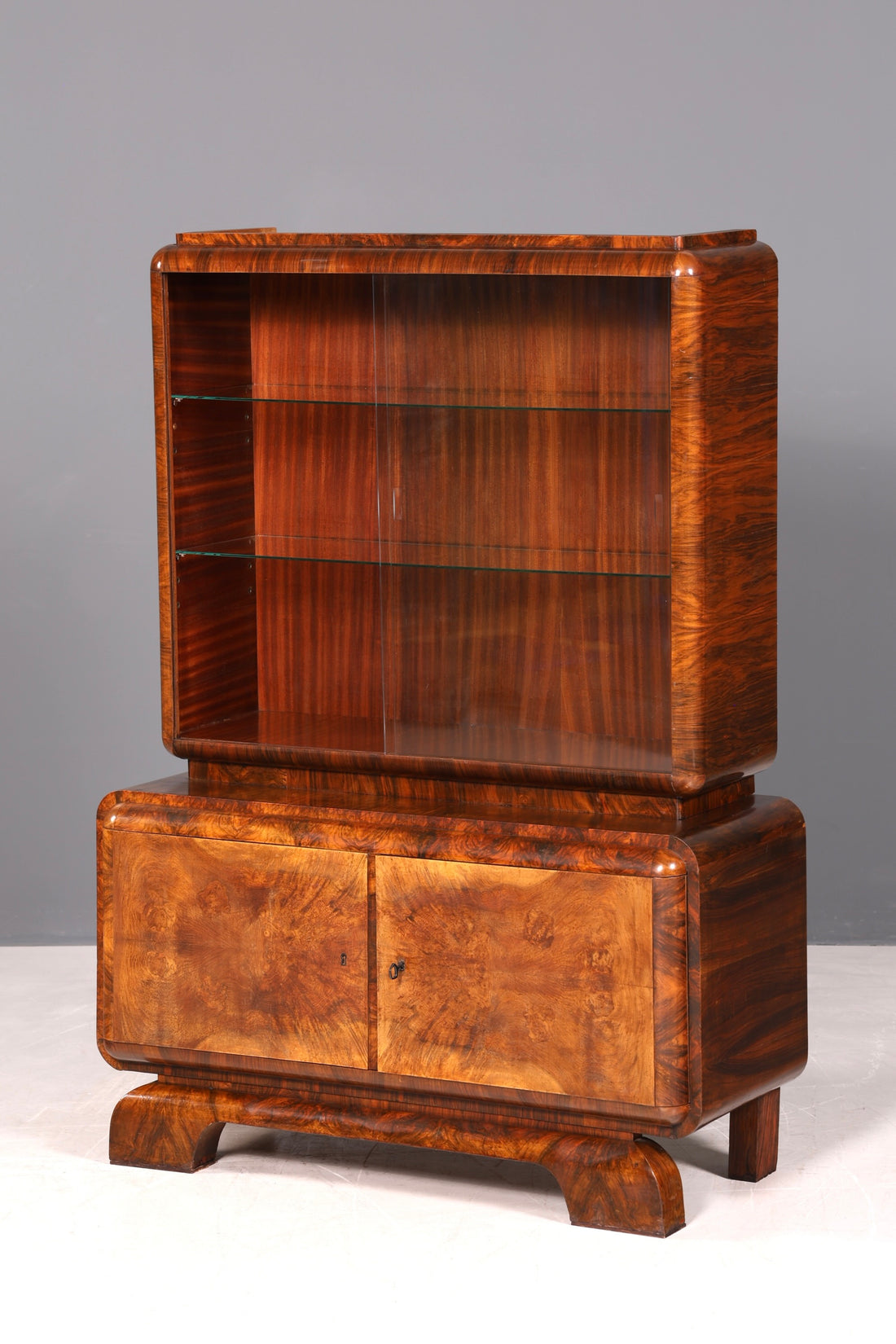 Edle Art Deco Vitrine Nussbaum Vitrine massiv Holz Antik Schrank Regal Vitrinenschrank
