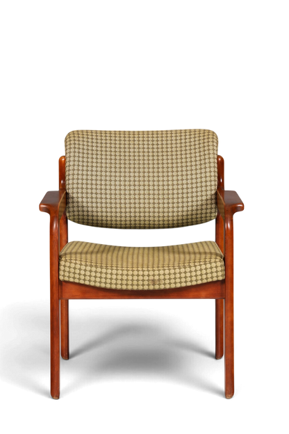 Hauptstadt Möblerei Mid Century Armlehnstuhl aus Holz mit gemustertem grünem Stoffbezug im Vintage-Stil