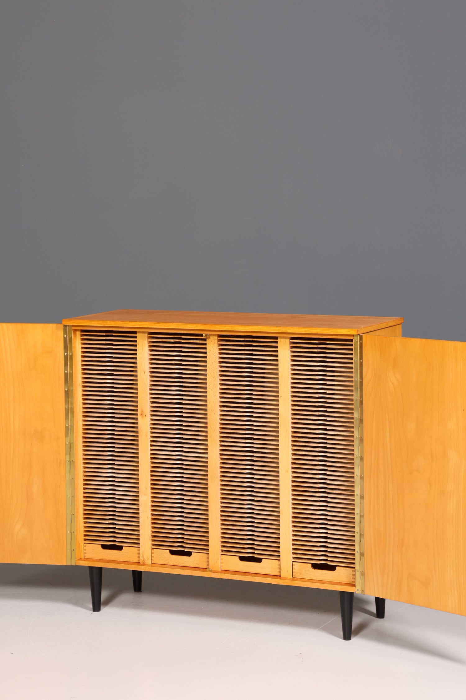 Wunderschöner Mid Century Schrank Vintage Schallplatten Schrank LP- Aufbewahrungsschrank