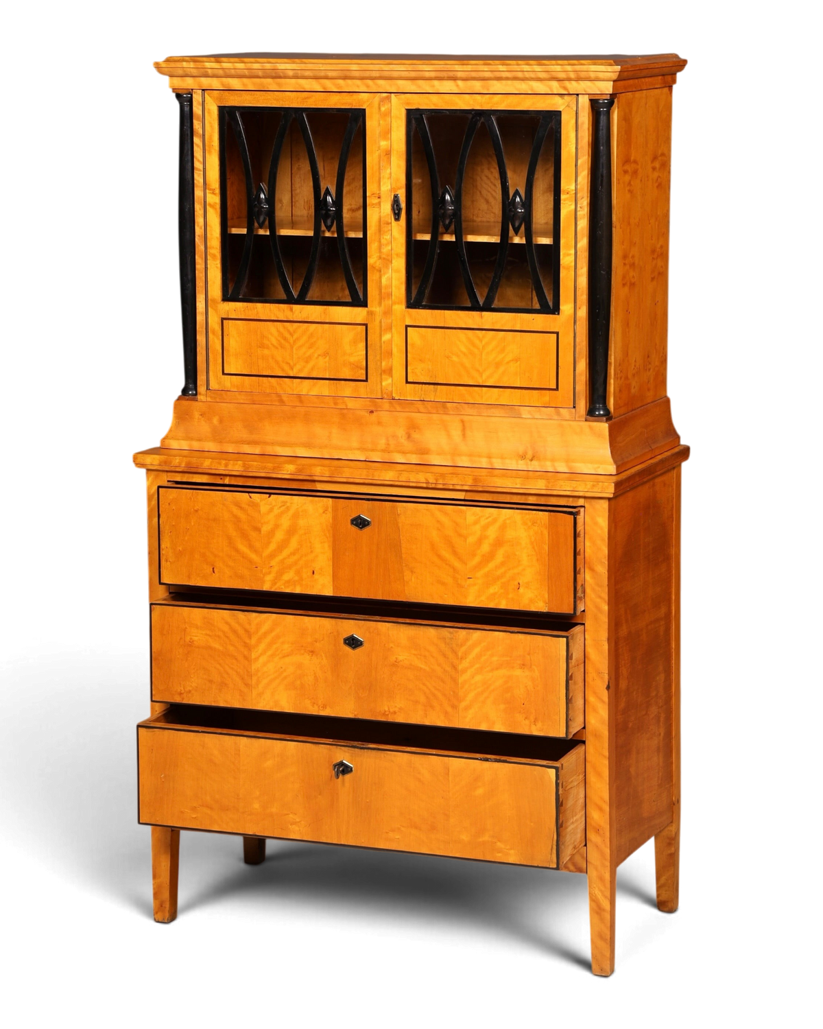 Hauptstadt Möblerei Biedermeier Vitrinenschrank aus hellem Birkenholz mit schwarzen Akzenten und Glasfronten