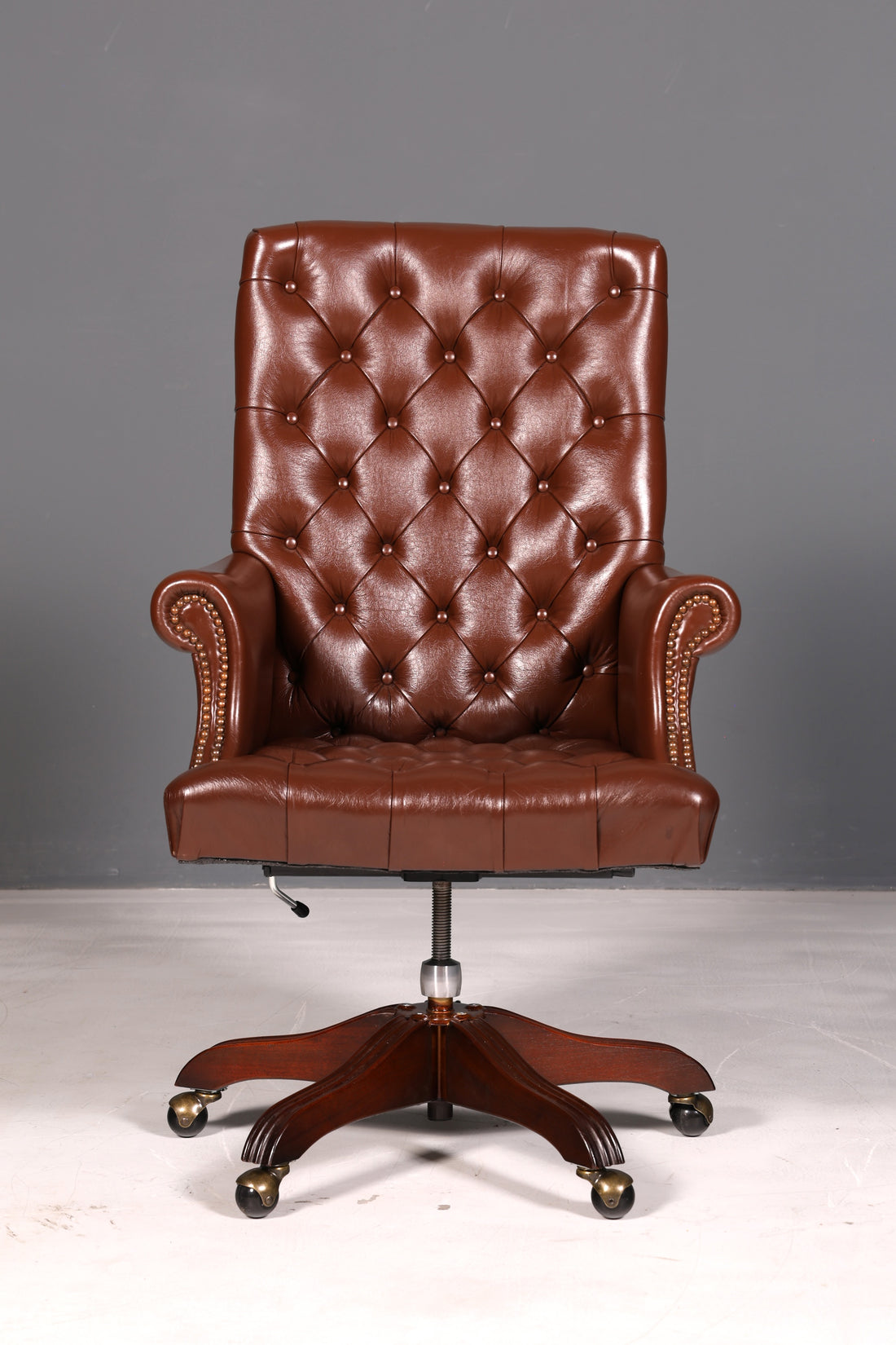 Elegante Chesterfield-directiestoel, bureaustoel van echt leer, bruin, draaistoel, werkstoel, kantoorstoel